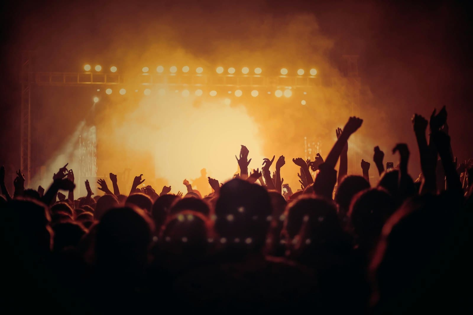 Band tampil di atas panggung dengan sound system full set